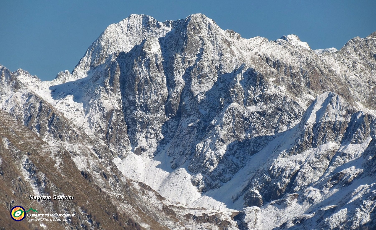 41 Il Monte Aga, in basso si nota la diga del Lago del Diavolo....JPG